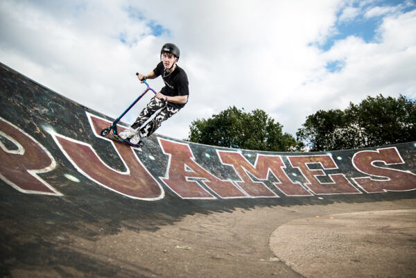 Kluk jede na rampě na freestyle koloběžce Chilli