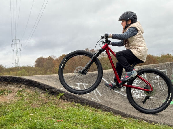dívka jedoucí na pumptracku na dětském horském kole Rascal Wild